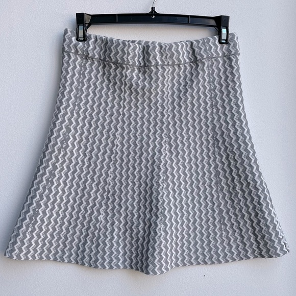 NWT Chicwish Grey White Chevron Print Patch Pocket Knit Skirt - Picture 3 of 3